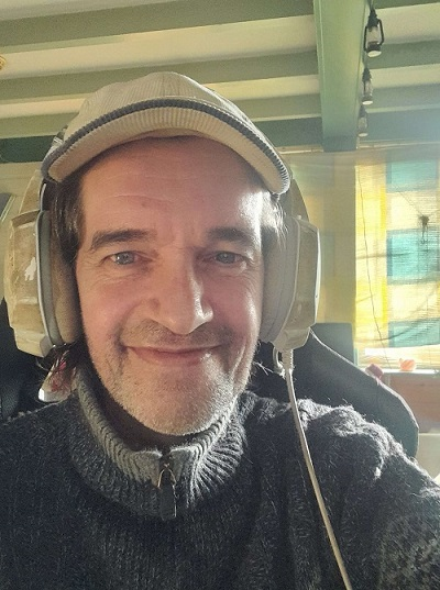 DJ Anno met pet en hoofdtelefoon