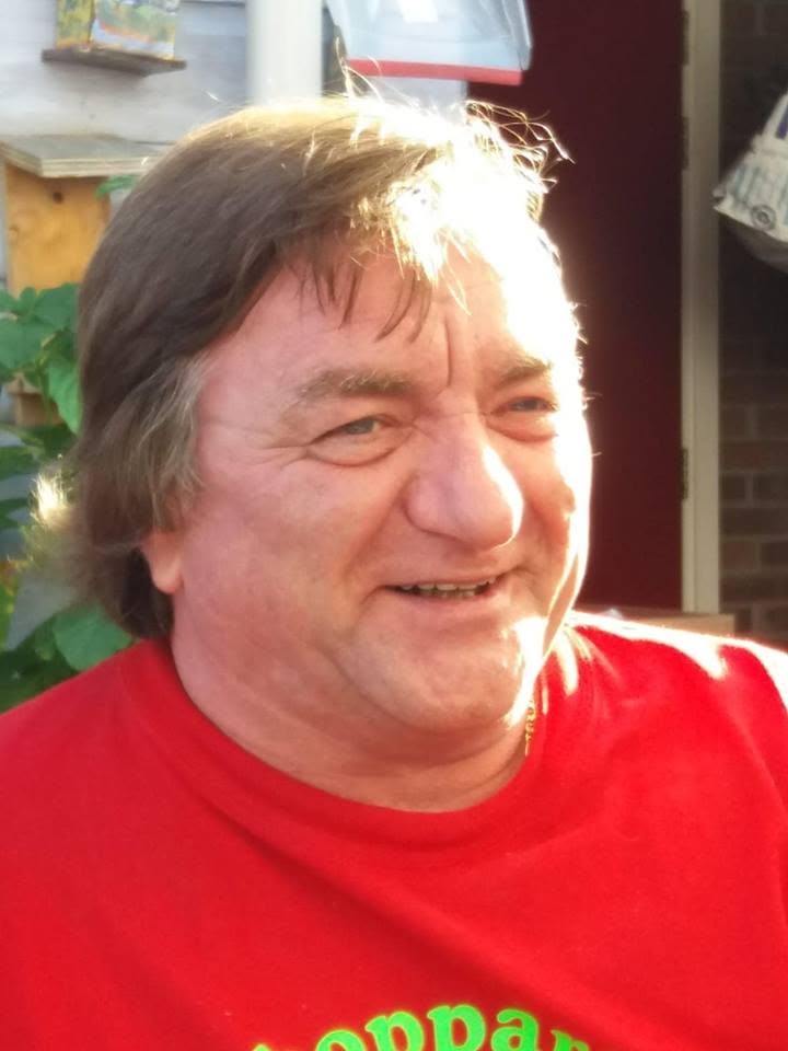 DJ Ben in een rood shirt